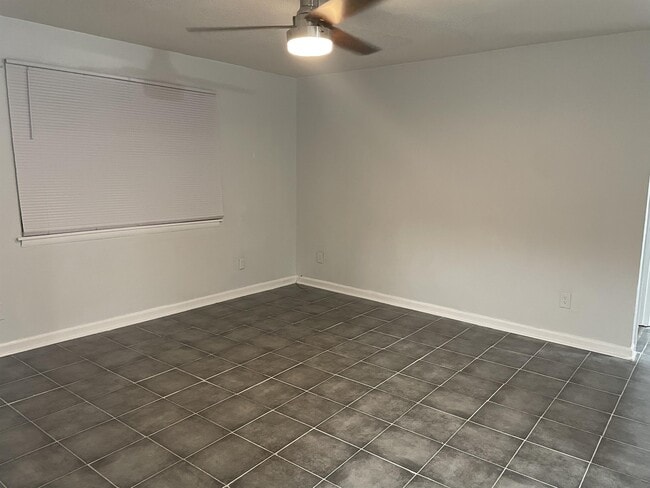 Building Photo - 213 Camelot Dr