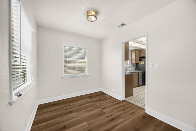 Building Photo - 3 Bed / 2 Bath Home with 2 Car Garage