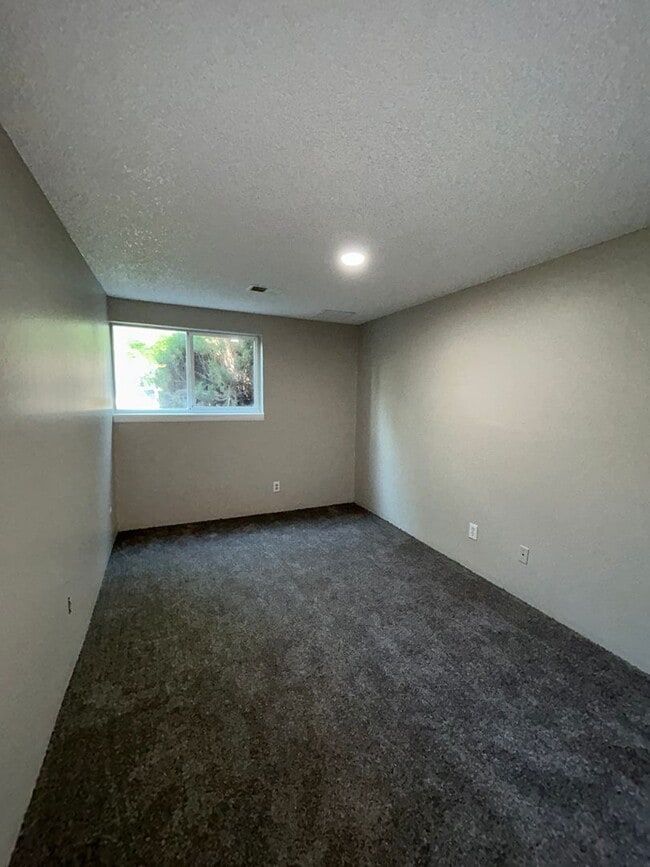 Building Photo - 1608 Cottonwood Dr
