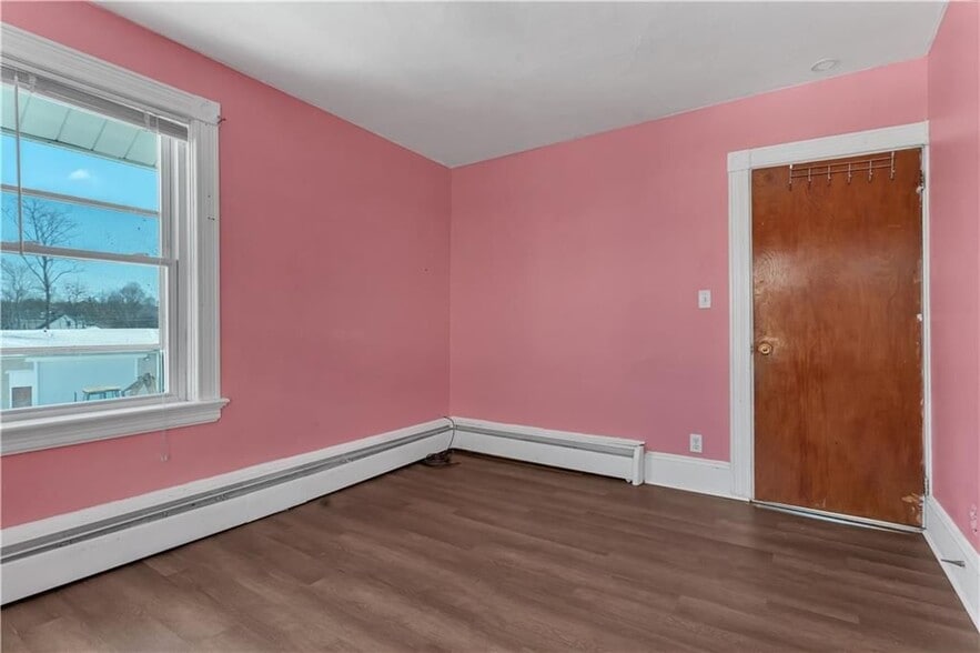 Building Photo - 1070 Main St