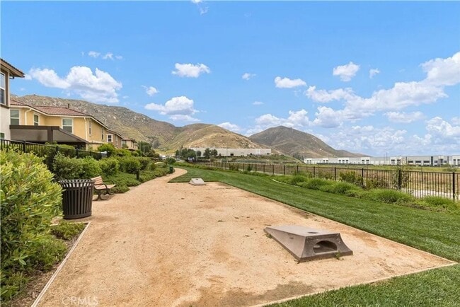 Building Photo - Great 3 bed 3 bath home
