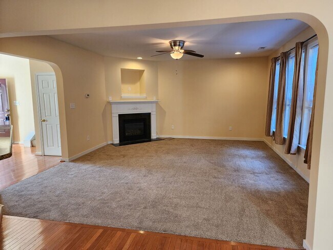 Building Photo - Beautiful 5 Bedroom Home in Watermill Subdivision!