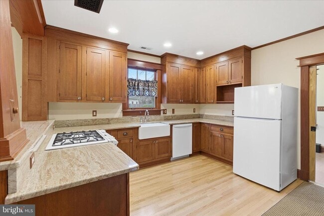 Building Photo - 2400 Valley Way