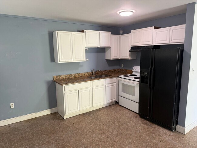 Building Photo - Simple & small 2BR Duplex