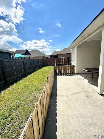 Building Photo - 40303 Crestridge Dr