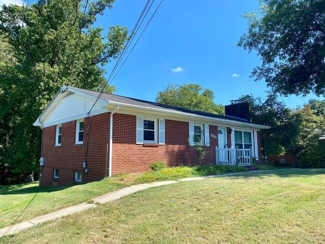 Primary Photo - Charming 3Bedroom/2Bathroom Detached Home ...