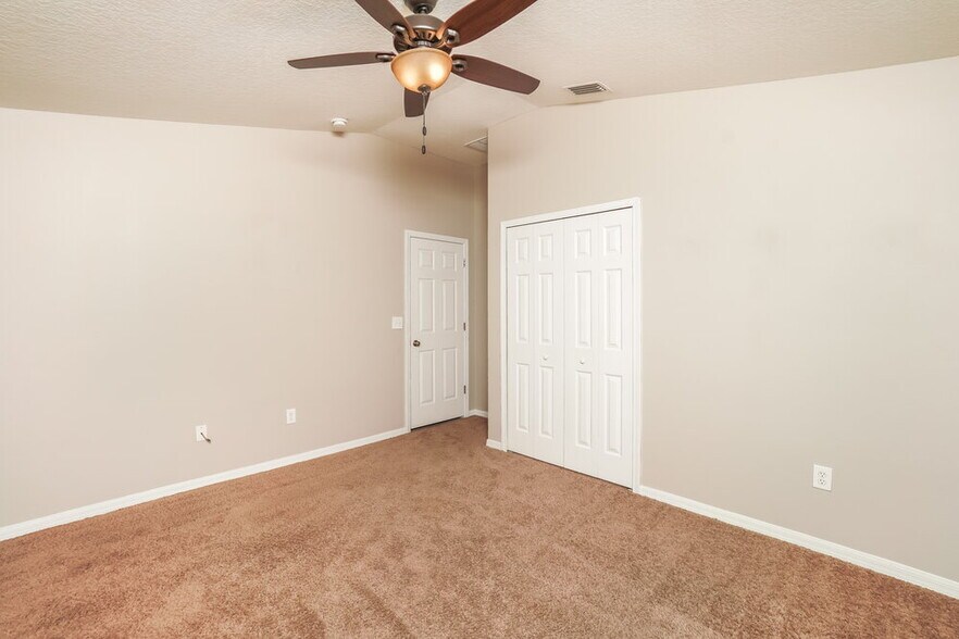 Building Photo - 15950 Leatherleaf Ln