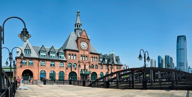 Building Photo - 201 York St