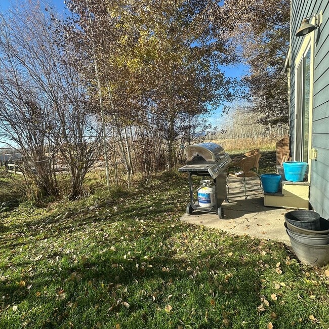 Building Photo - Spacious  3 bedroom 2.5 bathroom townhouse