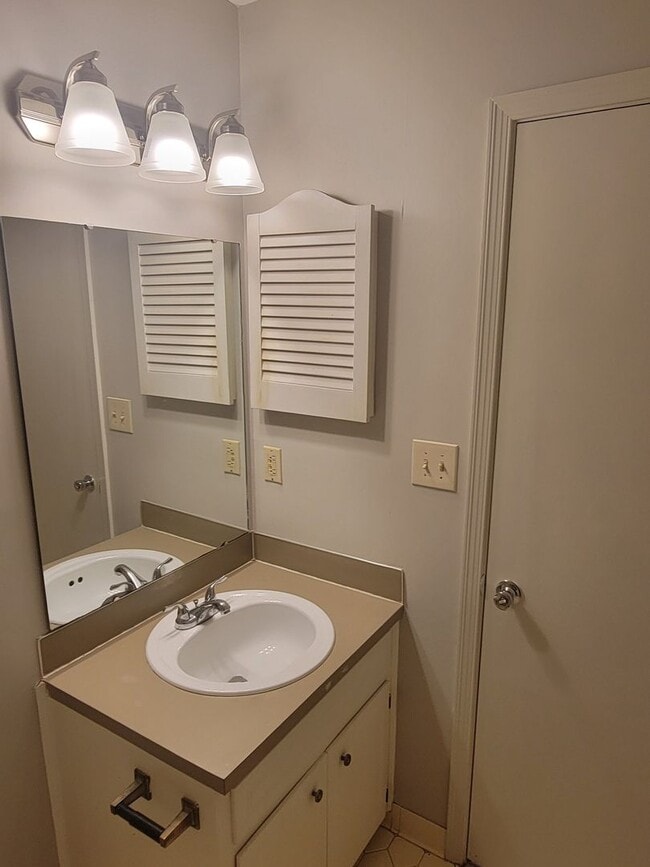 Building Photo - Adorable 2-Bedroom, 2-Bath Townhome Near A...