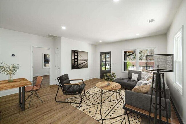 Building Photo - 936 Byron Dr SW