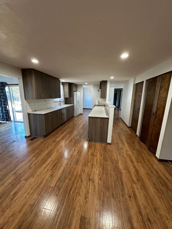 Building Photo - 3-bedroom 2 bath House