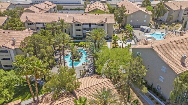 Building Photo - "Spacious 2-Bed, 2-Bath Condo Retreat in the Heart of Las Vegas!"