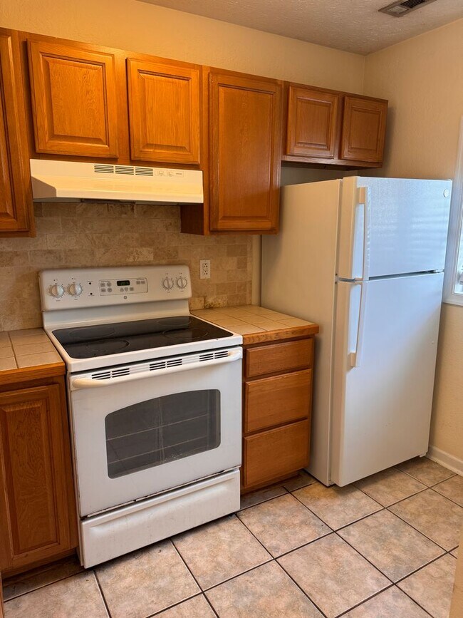 Building Photo - 2 Bedroom || 1 Bathroom Townhome