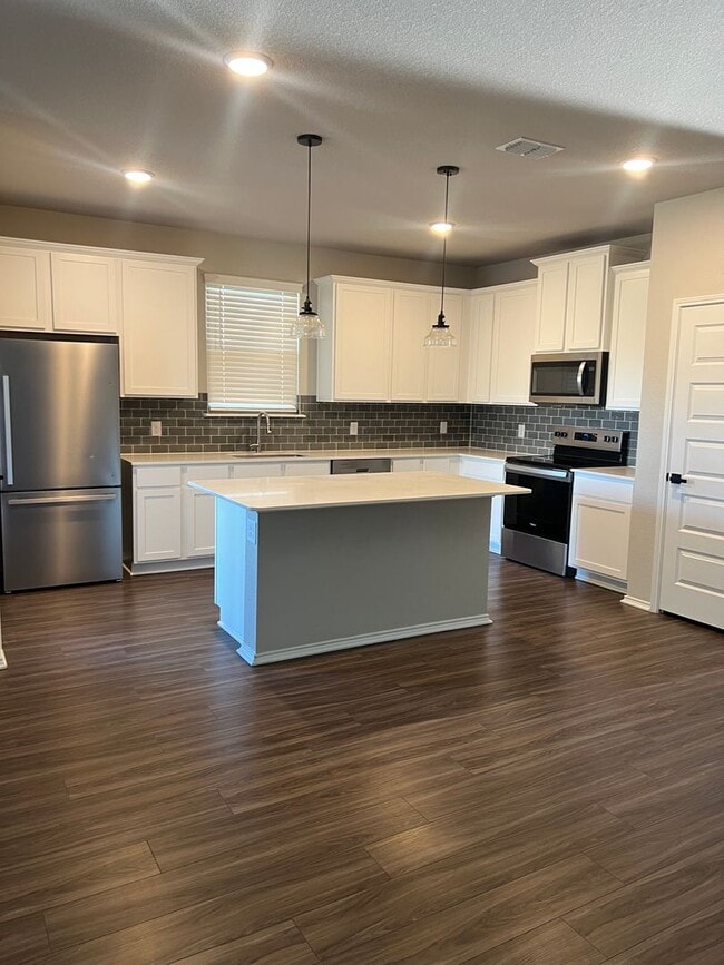 Building Photo - NEW 4 Bedroom in Joshua ISD. Move in special for the end of the year!