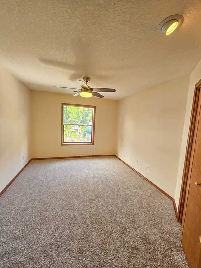 Building Photo - Spaceous newly remodeled 5 bedroom 3 bath ...