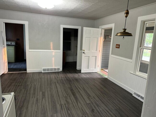 Building Photo - For Rent: 3 Bed / 1 Bath Home in Oconto