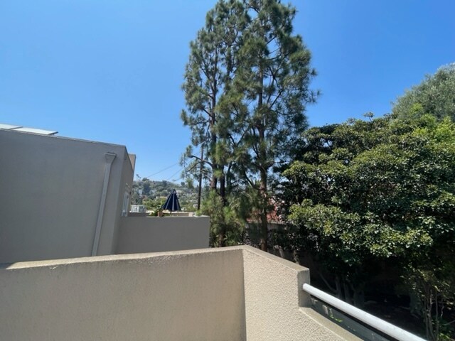 Building Photo - 2222 N Beachwood Dr