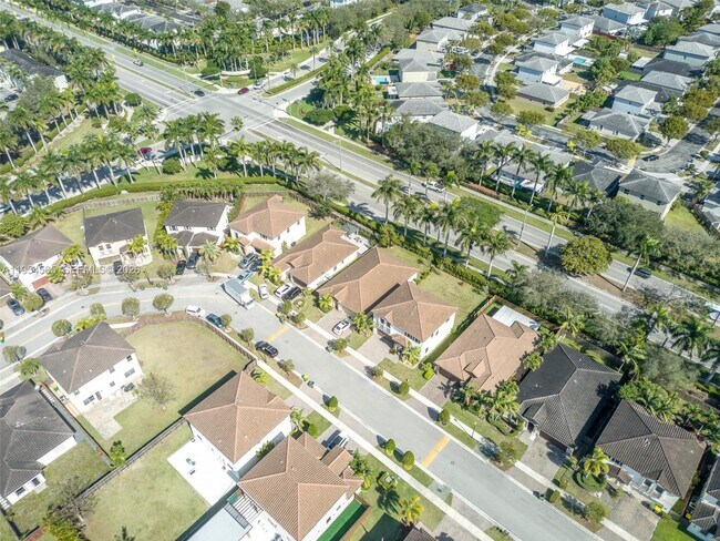 Building Photo - 139 NE 27th Terrace