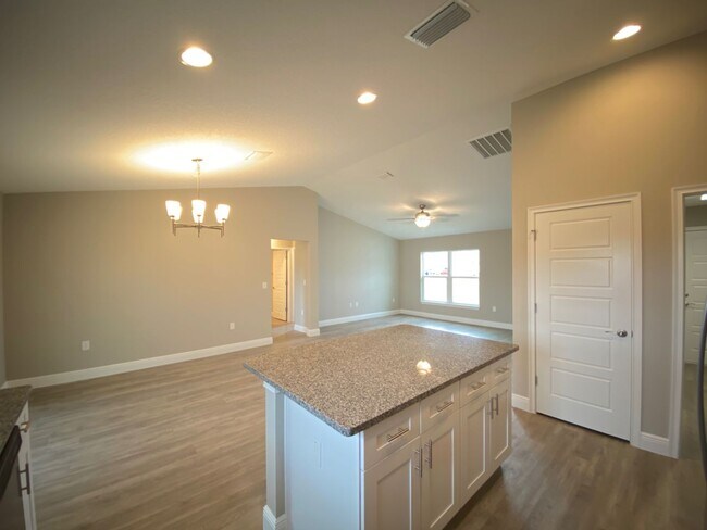 Building Photo - Silver Spring Shores - 3/2/2  **Won't Last***
