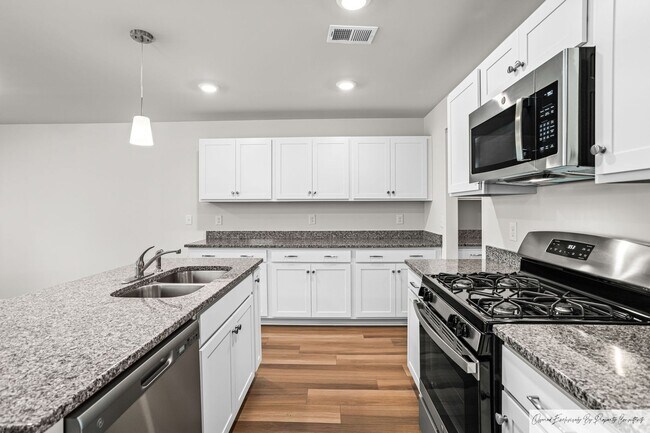 Building Photo - STUNNING TOWNHOUSE IN LEXINGTON'S MURRAY V...