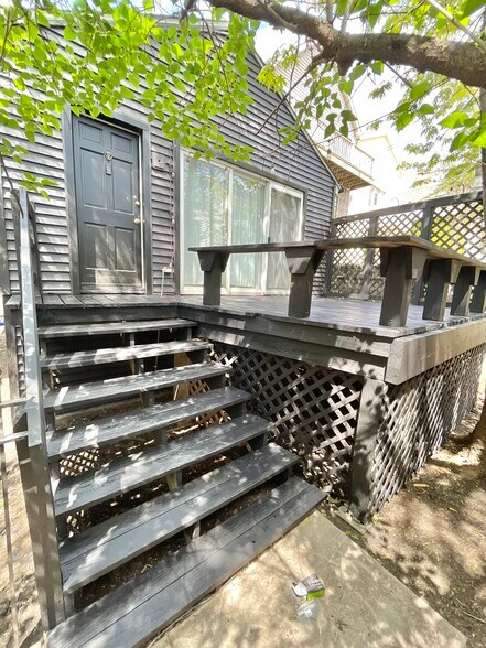 Primary Photo - 2233 N Janssen Ave