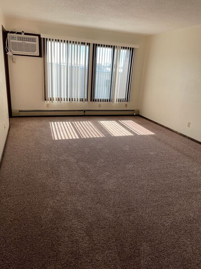 Building Photo - Three Bedroom 1.5 Bathroom