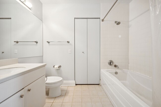 Building Photo - 33 W Ontario St