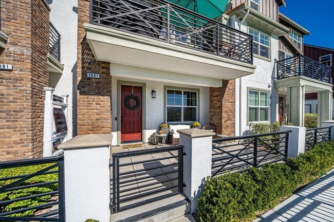 Building Photo - Jordan Ranch Townhouse 4 bed / 3.5 bath, G...