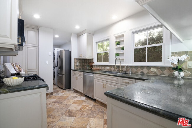 Building Photo - 121 S Poinsettia Pl