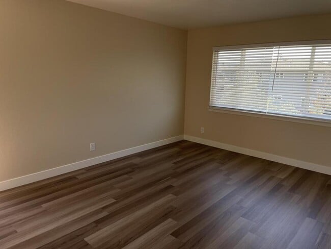 Building Photo - 736 Opal Dr