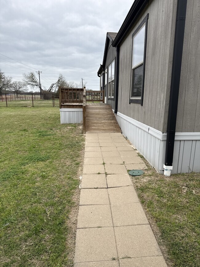 Building Photo - 894 FM 1395