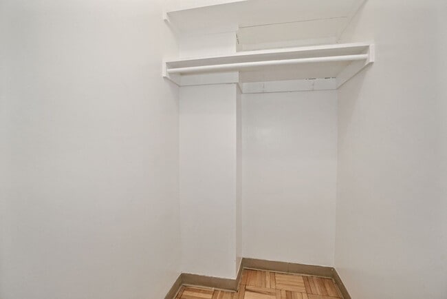 Building Photo - Charming & Bright Studio at River Place North