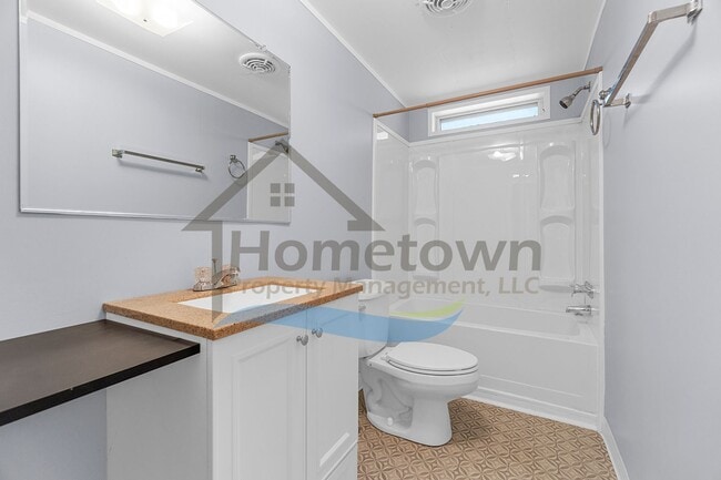Building Photo - 3 Bedroom 2 Bathroom Home with Off-Street ...