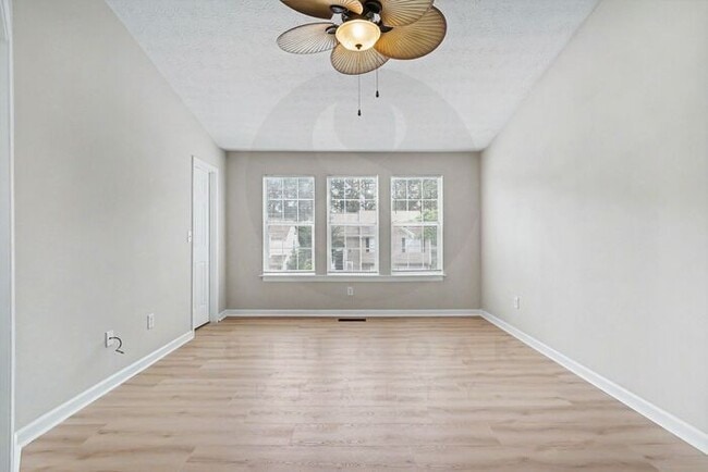 Building Photo - 4BR/2.5BA Home Conveniently Located Off Jimmy Carter Blvd!