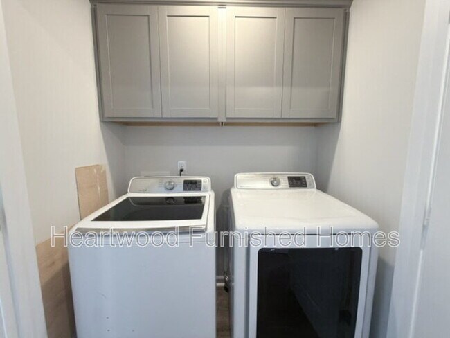 Building Photo - 807 Coburg Ln