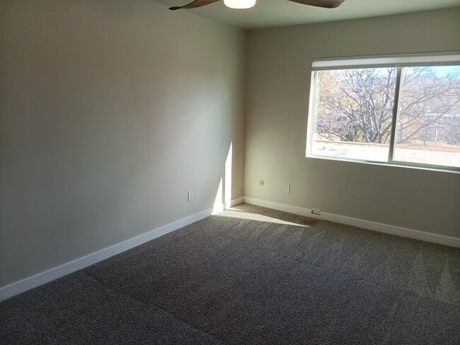 Building Photo - Stunning 4-bedroom 3-bathroom home in Santa Fe! Showings available NOW!