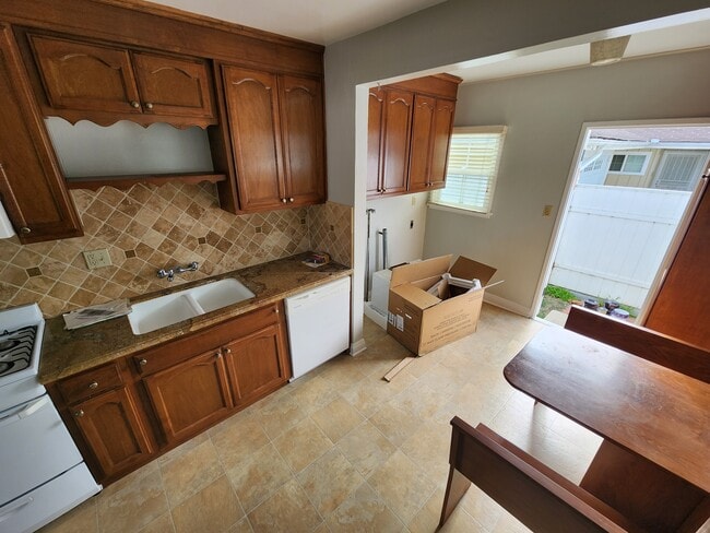 Kitchen - 1611 Greenwood Ave