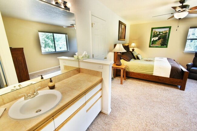 Building Photo - 600A Gold Dust Dr