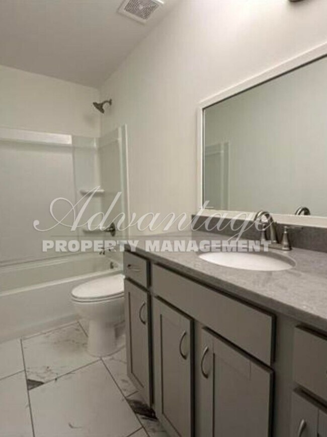 Building Photo - Gorgeous Updated Home For Rent in U of M a...