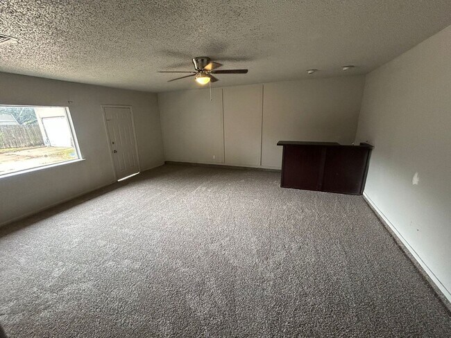 Building Photo - 1006 Holly Hill Ct