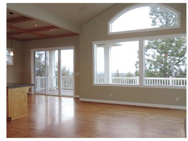 Building Photo - Awbrey Butte Home with Views!