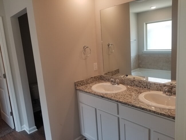 Building Photo - 44108 Covington Ridge Dr