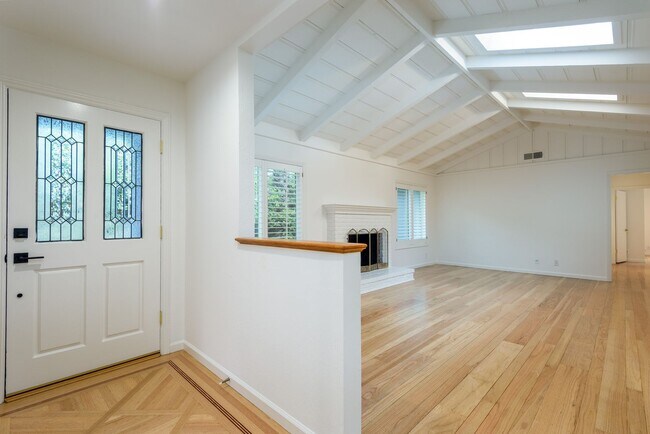 Building Photo - Los Altos 4bd/2.5bth Ranch Home on University Ave.