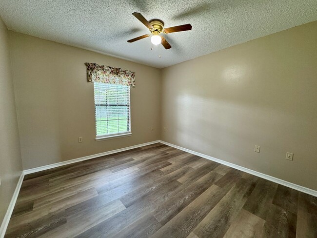 Building Photo - Fantastic 3/2 Sorrento Home with NO HOA!