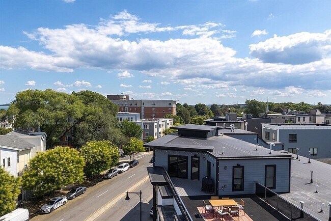 Building Photo - 267 Old Colony Ave