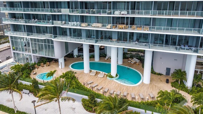 Building Photo - 700 NE 24th St