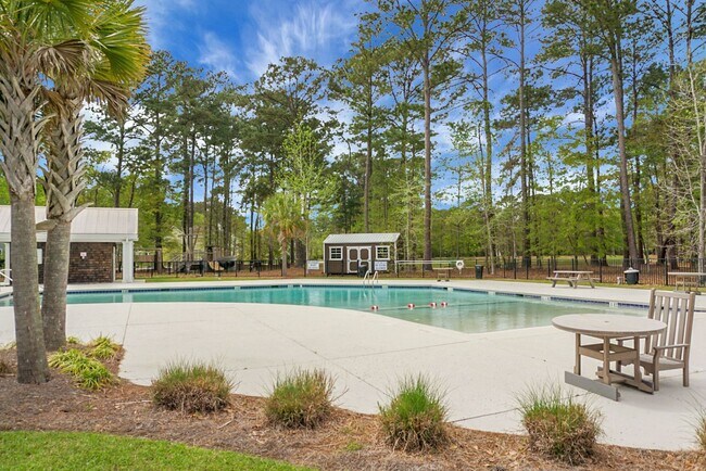 Building Photo - Johns Island 4BR, 2.5 BA Gem: Features Wood Floors, 2-Car Garage, & Community Pool