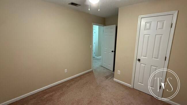 Building Photo - SPRING MOVE-IN SPECIAL AND RATE DROP ALERT...