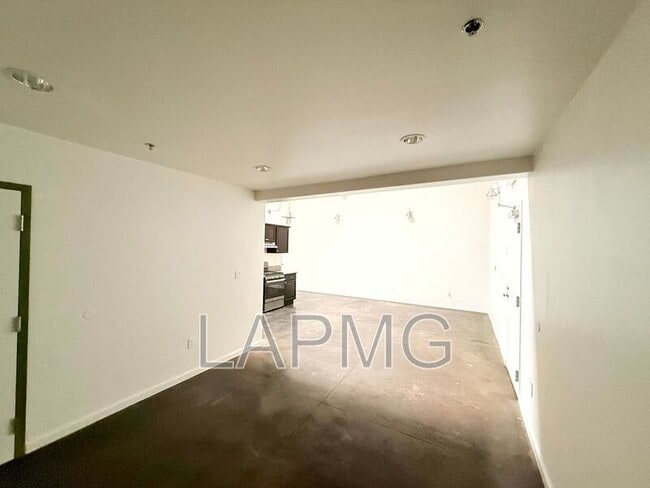 Building Photo - 1734 N Main St